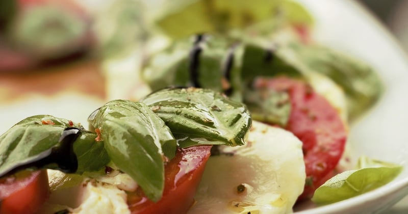 Tarte fine tomate mozzarella pour apéro dînatoire : la recette qui bluffe